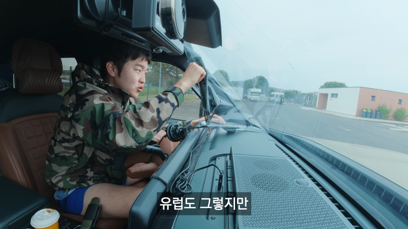 S7HcEn41KB8 00-21-39 예상치 못한 현지인들의 엄청난 관심 - 캠핑카 세계여행 (2).png